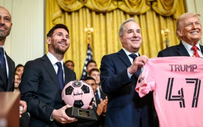 Messi, huiduit pentru un gest controversat la Casa Albă Starul fotbalului mondial, Lionel Messi, a fost ținta unor critici vehemente după ce a aplaudat un discurs al fostului președinte american Donald Trump, susținut recent la Casa Albă