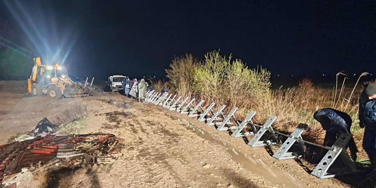 Drumul Județean 205D din Vrancea, în pericol de prăbușire; 10.000 de locuitori, în pericol de izolare Administrația Națională „Apele Române” (ANAR) intervine de urgență în județul Vrancea, după ce o porțiune din Drumul Județean 205D s-a prăbușit din cauza condițiilor hidrometeorologice extreme