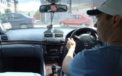 Polițiștii rutieri au amendat aproape 600 de șoferi care conduceau mașini cu volan pe partea dreaptă, în urma unor controale la nivel național