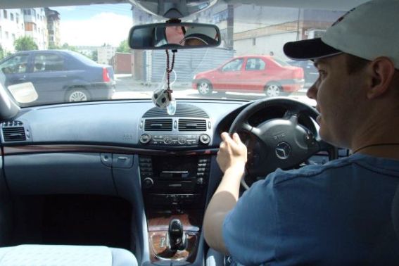 Polițiștii rutieri au amendat aproape 600 de șoferi care conduceau mașini cu volan pe partea dreaptă, în urma unor controale la nivel național