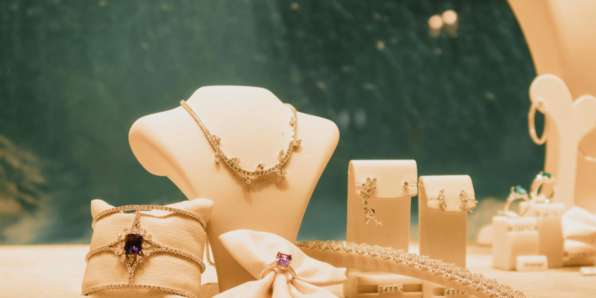 Creșterea prețului aurului lovește piața bijuteriilor din România Piața bijuteriilor din România se confruntă cu o perioadă de provocări, pe fondul creșterii accelerate a cotațiilor aurului și argintului pe piețele internaționale