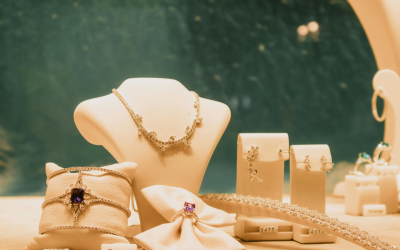 Creșterea prețului aurului lovește piața bijuteriilor din România Piața bijuteriilor din România se confruntă cu o perioadă de provocări, pe fondul creșterii accelerate a cotațiilor aurului și argintului pe piețele internaționale