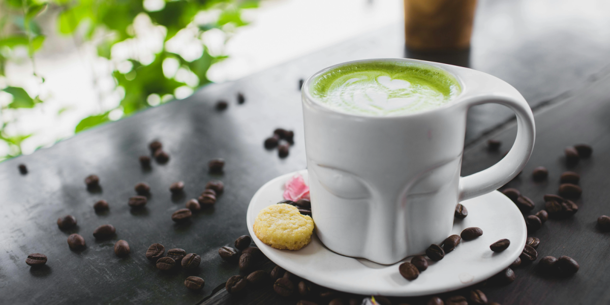 Matcha, pudra de ceai verde cunoscută pentru gustul său specific și beneficiile potențiale pentru sănătate, ar putea reprezenta o soluție naturală pentru persoanele care suferă de alergii nazale