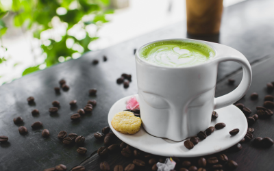 Matcha, pudra de ceai verde cunoscută pentru gustul său specific și beneficiile potențiale pentru sănătate, ar putea reprezenta o soluție naturală pentru persoanele care suferă de alergii nazale