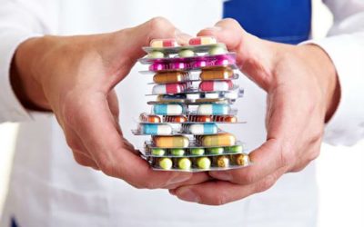 Medicamentele pe care le ținem prin case: ce tratamente nu ar trebui să mai luăm Dulapurile de medicamente din multe locuințe românești adăpostesc o colecție de pastile și siropuri, moștenire a unor afecțiuni trecute sau a sfaturilor medicale din trecut