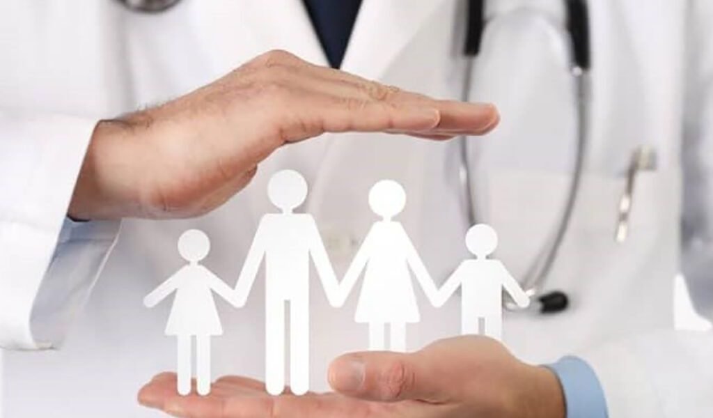 Medicină de familie în Craiova: Punctul nevralgic al unei relocări controversate Un important centru medical din Craiova, unde activează treisprezece medici de familie și sunt înscriși peste 23.000 de pacienți, se confruntă cu perspectiva mutării într-un nou sediu începând cu 1 mai 2026