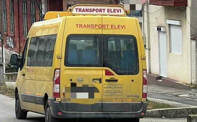Un microbuz școlar, cu 14 elevi la bord, a fost implicat într-un accident rutier în județul Dâmbovița