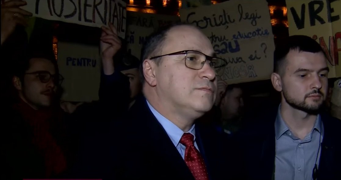 Studenții protestează pentru finanțarea educației, ministrul Educației a ascultat revendicările Alianța Națională a Organizațiilor Studențești din România (ANOSR) a organizat un protest în Piața Victoriei, sâmbătă, atrăgând atenția asupra necesității unei finanțări adecvate a educației