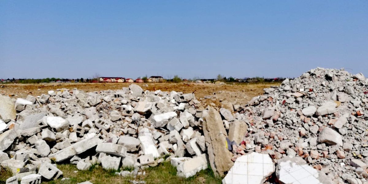Sute de tone de moloz, depozitate ilegal în județul Arad Autoritățile de mediu din Arad au demarat o anchetă după ce au descoperit o cantitate impresionantă de deșeuri din construcții depozitate ilegal de Primăria Șilindia