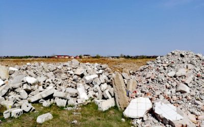Sute de tone de moloz, depozitate ilegal în județul Arad Autoritățile de mediu din Arad au demarat o anchetă după ce au descoperit o cantitate impresionantă de deșeuri din construcții depozitate ilegal de Primăria Șilindia