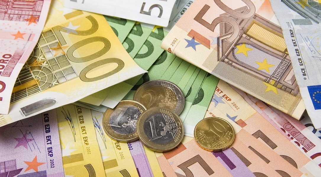 Românii, atrași de obligațiunile în euro cu dobânzi atractive: emisiunea Fidelis a atras miliarde de lei Românii au investit sume considerabile în luna martie în cadrul programului Fidelis, cu precădere în obligațiunile emise de stat denominate în euro, atracția principală fiind maturitățile lungi și dobânzile generoase