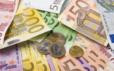 Românii, atrași de obligațiunile în euro cu dobânzi atractive: emisiunea Fidelis a atras miliarde de lei Românii au investit sume considerabile în luna martie în cadrul programului Fidelis, cu precădere în obligațiunile emise de stat denominate în euro, atracția principală fiind maturitățile lungi și dobânzile generoase