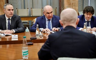 Moody’s menține ratingul României la Baa3, dar avertizează asupra riscurilor Agenția de rating Moody’s a finalizat evaluarea periodică a României, menținând ratingul suveran la Baa3, cel mai scăzut nivel recomandat pentru investiții