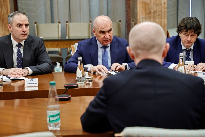 Moody’s menține ratingul României la Baa3, dar avertizează asupra riscurilor Agenția de rating Moody’s a finalizat evaluarea periodică a României, menținând ratingul suveran la Baa3, cel mai scăzut nivel recomandat pentru investiții