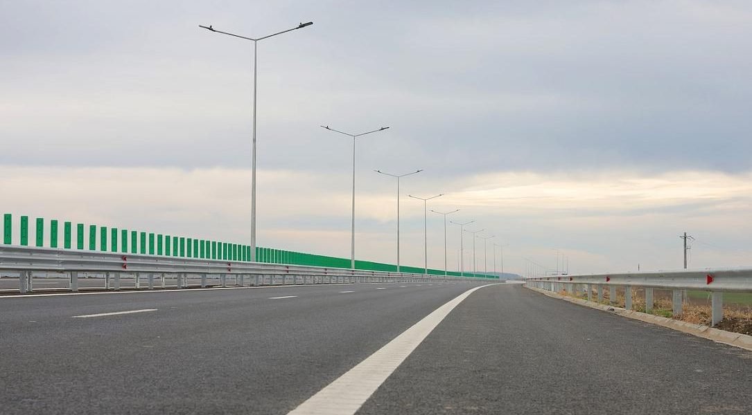 Guvernul aprobă finanțarea de 500 de milioane de euro pentru autostrada Sibiu-Pitești Guvernul României a aprobat recent legislația necesară pentru ratificarea unui contract de finanțare în valoare de 500 de milioane de euro cu Banca Europeană de Investiții (BEI)