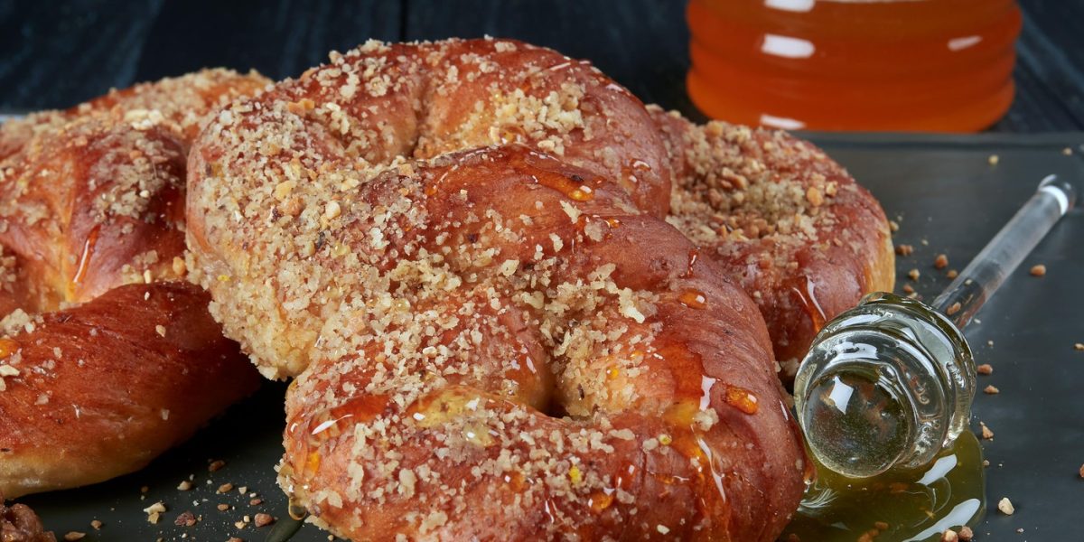 Un american, cucerit de mucenicii românești: „E o nebunie!” Un cetățean american, profund impresionat de tradițiile culinare românești, a împărtășit o serie de observații entuziaste despre mucenici, dulciurile specifice sărbătorii de 9 martie