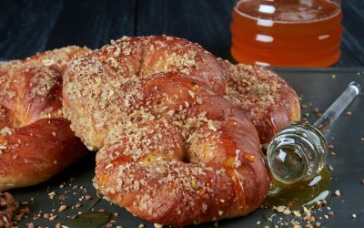 Un american, cucerit de mucenicii românești: „E o nebunie!” Un cetățean american, profund impresionat de tradițiile culinare românești, a împărtășit o serie de observații entuziaste despre mucenici, dulciurile specifice sărbătorii de 9 martie