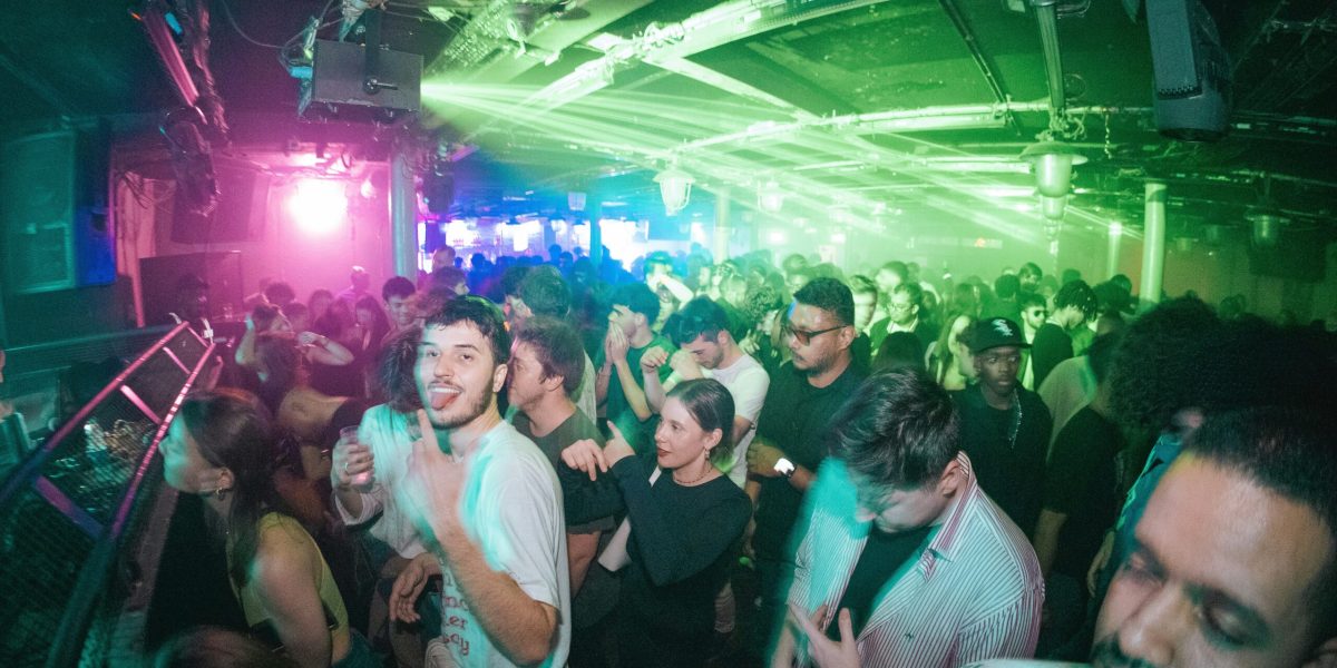 Tineri din generația Z, predispuși la consum exagerat de alcool și droguri Un studiu recent realizat de University College London (UCL) arată o creștere îngrijorătoare a consumului de alcool și droguri în rândul tinerilor din generația Z