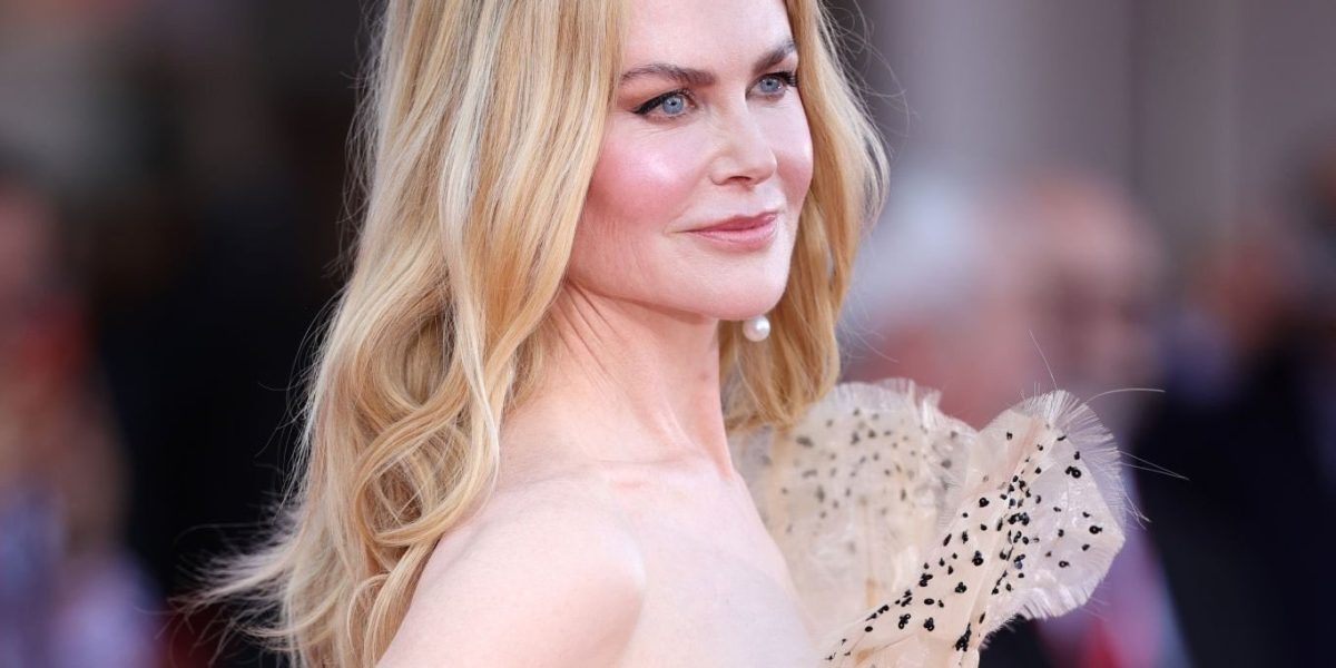 Nicole Kidman, mai presus de glamour: Actrița alege biserica înaintea Oscarurilor În timp ce majoritatea vedetelor se pregătesc intens pentru gala premiilor Oscar, cu sesiuni la sala de fitness sau masaje relaxante, actrița Nicole Kidman alege o abordare diferită