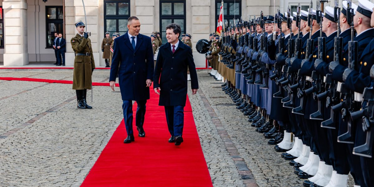 România și Polonia își consolidează parteneriatul strategic Președinții României și Poloniei, Nicușor Dan și Karol Nawrocki, s-au întâlnit joi la Varșovia pentru a discuta despre consolidarea parteneriatului strategic dintre cele două țări