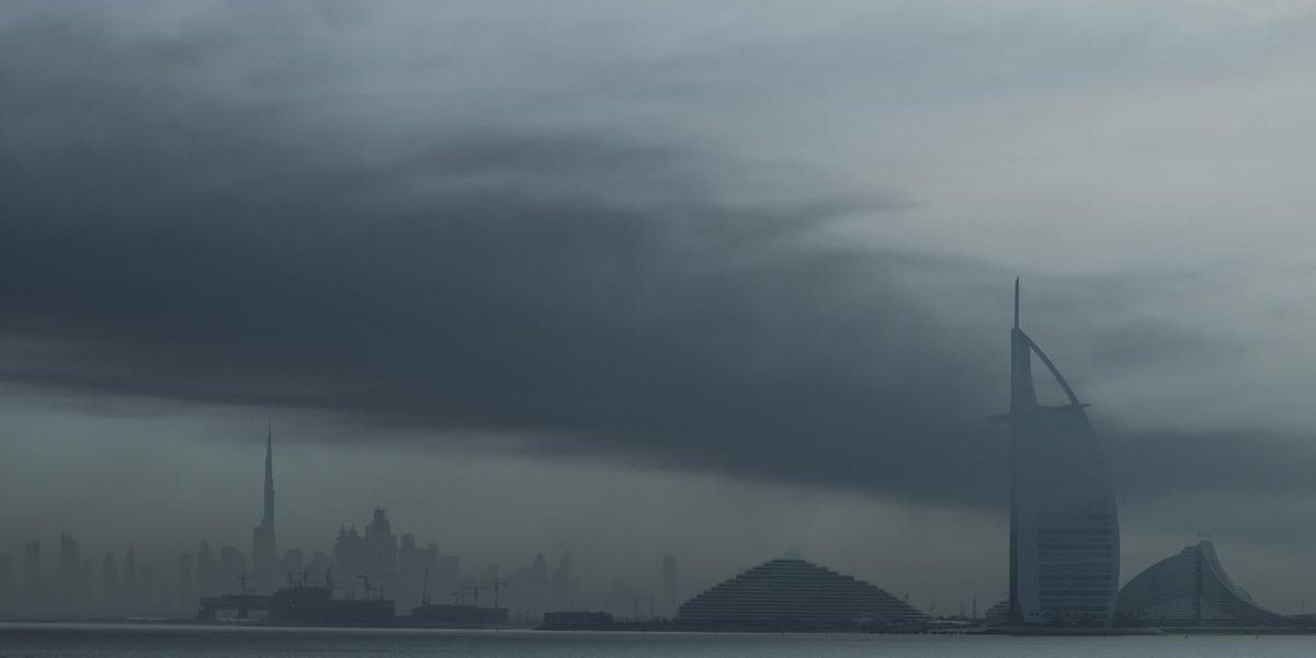 Alertă de la Washington: SUA îndeamnă cetățenii să părăsească Dubaiul Guvernul Statelor Unite a emis o nouă avertizare pentru cetățenii americani aflați în Emiratele Arabe Unite, îndemnându-i să părăsească țara cât timp mai sunt disponibile zboruri comerciale