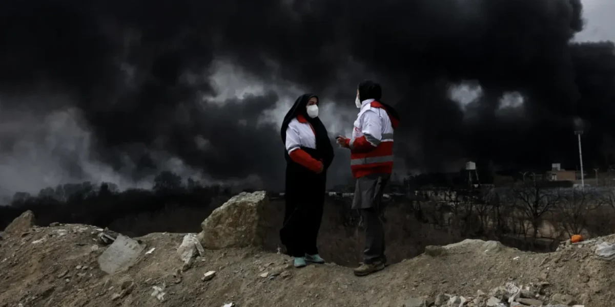 Incendiile din Iran: Norii toxici amenință regiunea și riscă ploi acide Incendiile masive care au afectat rafinăriile și depozitele de petrol din Iran au eliberat în atmosferă cantități considerabile de gaze cu efect de seră și substanțe toxice