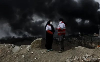 Incendiile din Iran: Norii toxici amenință regiunea și riscă ploi acide Incendiile masive care au afectat rafinăriile și depozitele de petrol din Iran au eliberat în atmosferă cantități considerabile de gaze cu efect de seră și substanțe toxice