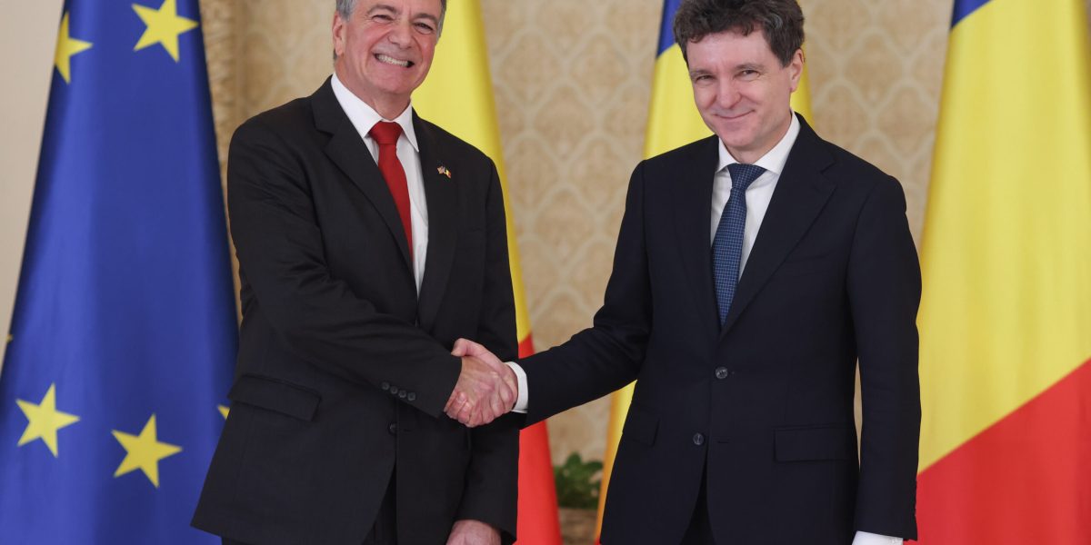 Noul ambasador american la București și-a prezentat scrisorile de acreditare Bucureștiul a fost scena unei ceremonii diplomatice importante marți, când Darryl Nirenberg, noul ambasador al Statelor Unite ale Americii în România, și-a prezentat scrisorile de acreditare președintelui Klaus Iohannis, la Palatul Cotroceni