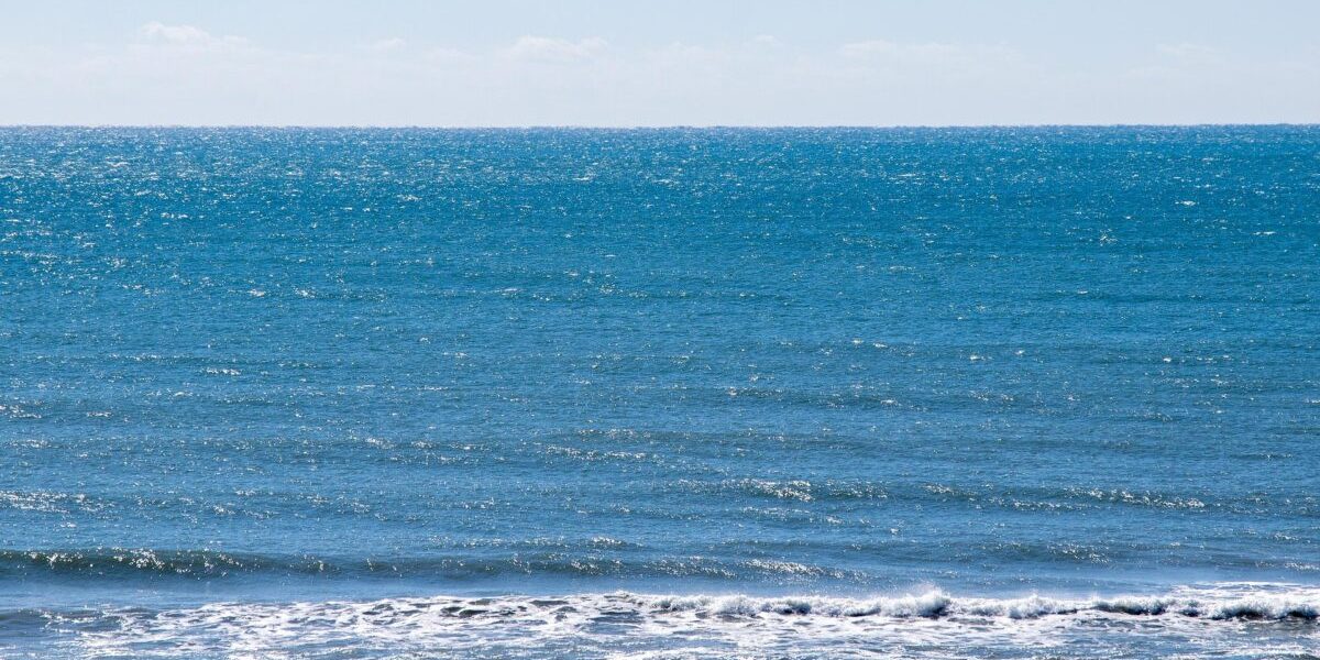 Curenții oceanici, sub amenințarea prăbușirii: Cum ar putea fi afectată clima globală Modificările observate în Curentul Golfului ar putea indica un risc crescut de prăbușire a Circulației Meridionale Atlantică de Răsturnare (AMOC), un sistem crucial pentru reglarea climei globale