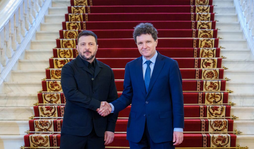 România și Ucraina își consolidează relațiile prin acorduri de cooperare în domeniul militar, energetic și economic Președinții României și Ucrainei, Klaus Iohannis și Volodimir Zelenski, au semnat joi la Palatul Cotroceni o serie de documente menite să aprofundeze colaborarea bilaterală