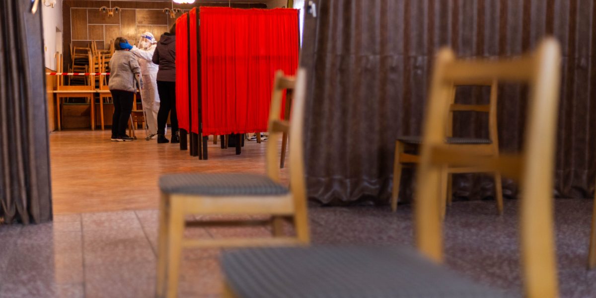 Scandal în Grecia: Aproximativ 150 de morminte COVID-19 vor fi exhumate Autoritățile din Kavala, Grecia, se confruntă cu o situație fără precedent: trupurile a aproximativ 150 de persoane decedate în timpul pandemiei de COVID-19 nu s-au descompus după cinci ani de la înmormântare