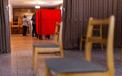 Scandal în Grecia: Aproximativ 150 de morminte COVID-19 vor fi exhumate Autoritățile din Kavala, Grecia, se confruntă cu o situație fără precedent: trupurile a aproximativ 150 de persoane decedate în timpul pandemiei de COVID-19 nu s-au descompus după cinci ani de la înmormântare