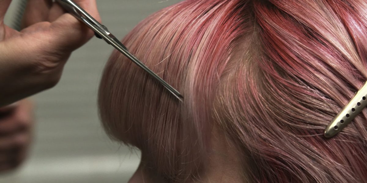 Tunsul frecvent nu grăbește creșterea părului: mitul demontat de specialiști Contrar credinței populare, tunsul frecvent nu influențează viteza cu care crește părul