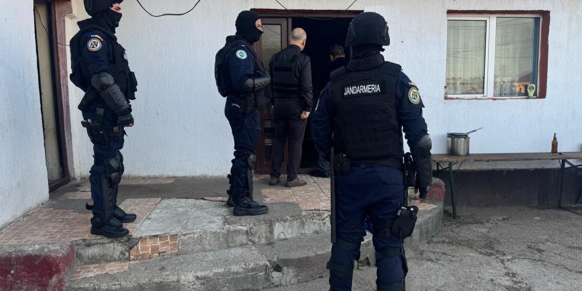 Sechestru de 47 de milioane de euro într-un dosar de fraudă privind colectarea deșeurilor Procurorii Parchetului de pe lângă Tribunalul București au pus sub sechestru bunuri în valoare de 236 de milioane de lei (aproximativ 47 de milioane de euro), aparținând a 14 persoane implicate într-o rețea care ar fi decontat în mod fraudulos sume importante din activitatea de colectare a ambalajelor