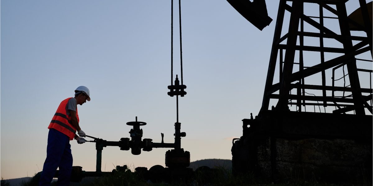 Petrolul ar putea scădea la 70-80 de dolari, dar războiul din Orientul Mijlociu dictează prețul Prețul barilului de petrol ar putea să se stabilizeze între 70 și 80 de dolari în cazul în care conflictul din Iran se va încheia rapid și pagubele provocate vor fi limitate, conform estimărilor lui Dumitru Chisăliță, președintele Asociației „Energia Inteligentă”