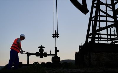 Petrolul ar putea scădea la 70-80 de dolari, dar războiul din Orientul Mijlociu dictează prețul Prețul barilului de petrol ar putea să se stabilizeze între 70 și 80 de dolari în cazul în care conflictul din Iran se va încheia rapid și pagubele provocate vor fi limitate, conform estimărilor lui Dumitru Chisăliță, președintele Asociației „Energia Inteligentă”