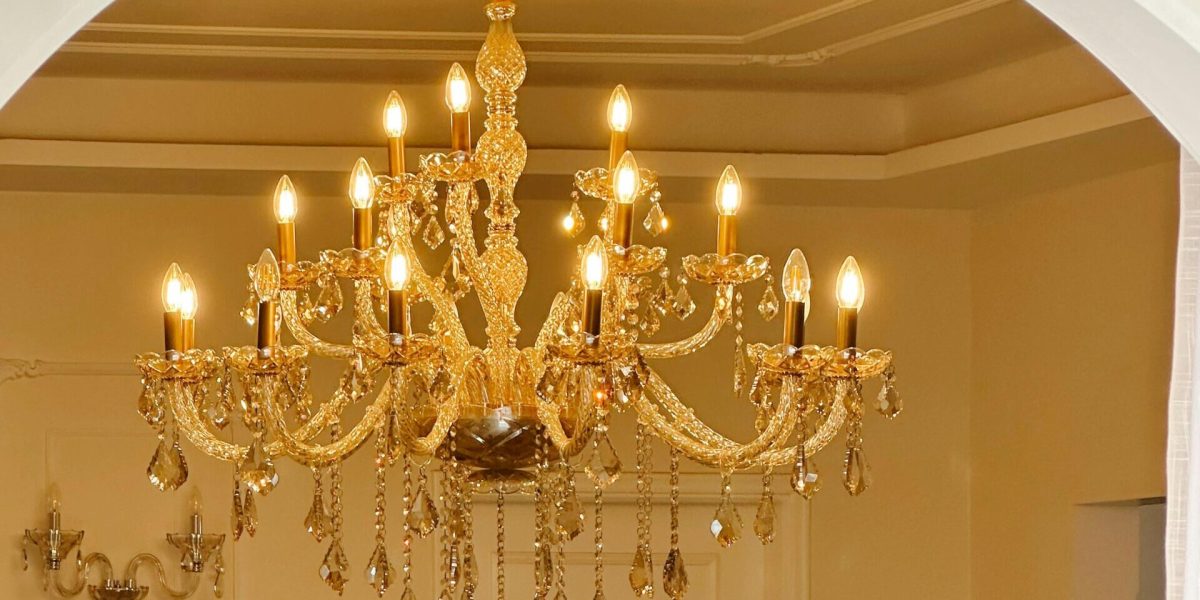 Candelabrele, de la simbol al opulenței la obiect cool: o revenire spectaculoasă Candelabrele din cristal, odinioară simboluri ale luxului și rafinamentului, revin în atenția publicului, demonstrând o schimbare de gusturi în designul interior