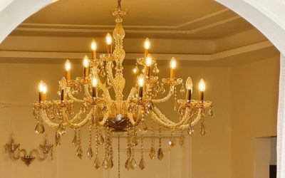 Candelabrele, de la simbol al opulenței la obiect cool: o revenire spectaculoasă Candelabrele din cristal, odinioară simboluri ale luxului și rafinamentului, revin în atenția publicului, demonstrând o schimbare de gusturi în designul interior
