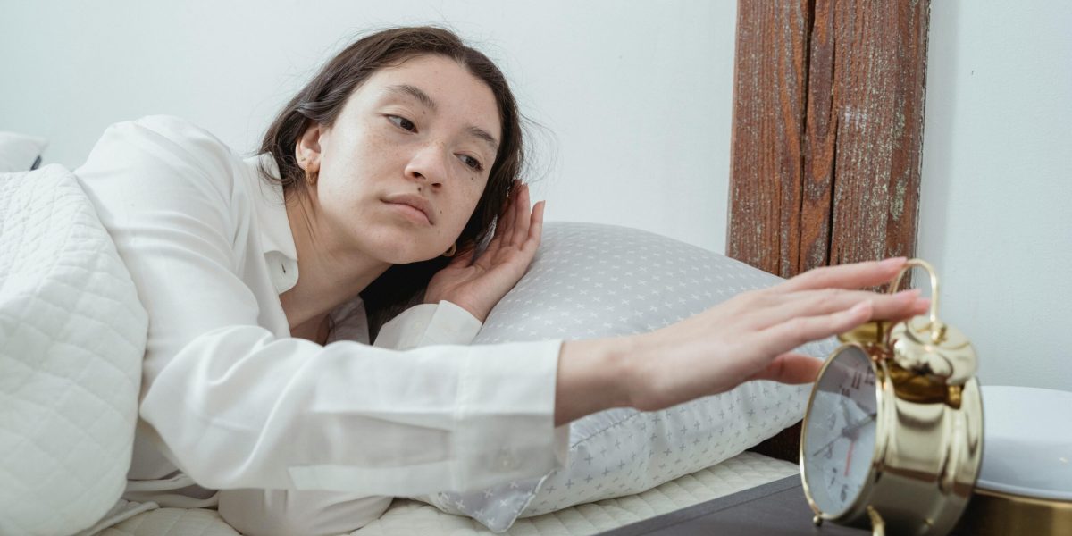 De la lumânări cu țepi la „ceasuri deșteptătoare” umane: cum se trezeau oamenii înainte de alarmă Înainte de generalizarea ceasurilor deșteptătoare moderne, oamenii au dezvoltat metode ingenioase pentru a se asigura că se trezesc la timp