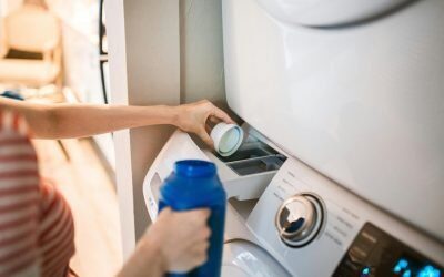 De ce ar trebui să spălăm hainele noi înainte de a le purta Este o practică obișnuită pentru mulți oameni să spele hainele noi înainte de a le purta