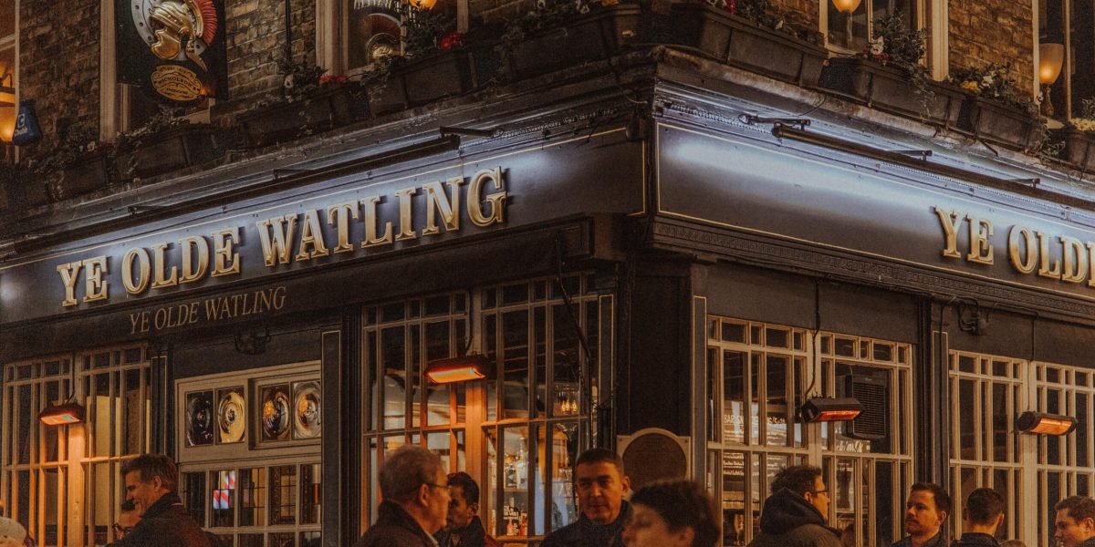 Londonezii, sătui de aplicațiile de dating, redescoperă farmecul pub-urilor cu o abordare inedită: prezentări PowerPoint pentru a-și „vinde” prietenii Într-o mișcare surprinzătoare, tinerii din Londra renunță la aplicațiile de dating în favoarea unei metode mai tradiționale de a-și găsi parteneri: pub-urile