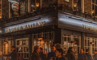 Londonezii, sătui de aplicațiile de dating, redescoperă farmecul pub-urilor cu o abordare inedită: prezentări PowerPoint pentru a-și „vinde” prietenii Într-o mișcare surprinzătoare, tinerii din Londra renunță la aplicațiile de dating în favoarea unei metode mai tradiționale de a-și găsi parteneri: pub-urile