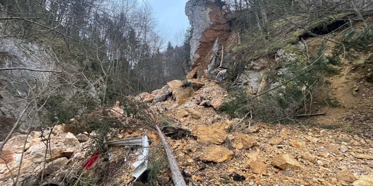 Alunecare de teren la pietrele lui solomon, brașov