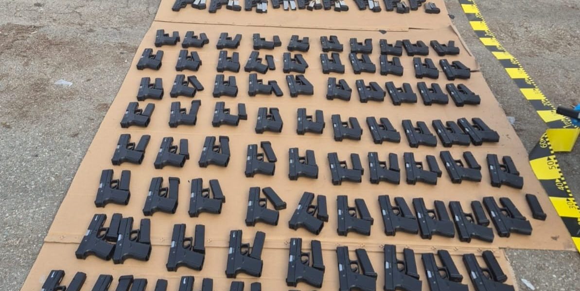Captură impresionantă de arme la granița cu Bulgaria: Un cetățean turc, reținut Polițiștii de frontieră din Calafat au confiscat un lot impresionant de arme, descoperit într-un camion înmatriculat în Turcia