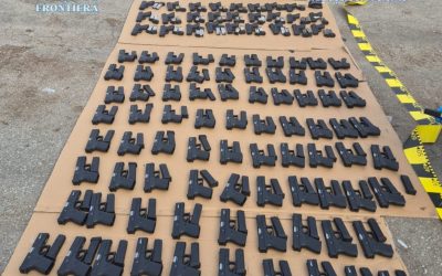 Captură impresionantă de arme la granița cu Bulgaria: Un cetățean turc, reținut Polițiștii de frontieră din Calafat au confiscat un lot impresionant de arme, descoperit într-un camion înmatriculat în Turcia