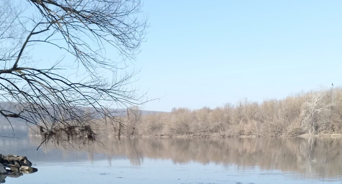 Republica Moldova, în alertă de mediu după o poluare majoră a râului Nistru Autoritățile de la Chișinău au instituit starea de alertă de mediu pe râul Nistru, după ce un atac al forțelor ruse asupra unei hidrocentrale din Ucraina a provocat o scurgere de petrol în apele fluviului