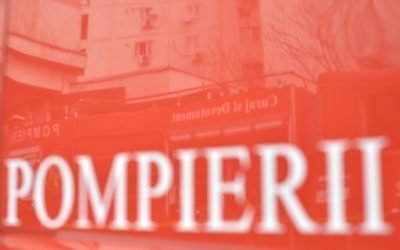 Incendiu devastator într-un apartament din Piatra-Neamț: O femeie și-a pierdut viața O femeie în vârstă de 77 de ani și-a pierdut viața într-un incendiu puternic care a izbucnit vineri după-amiaza într-un apartament din municipiul Piatra-Neamț