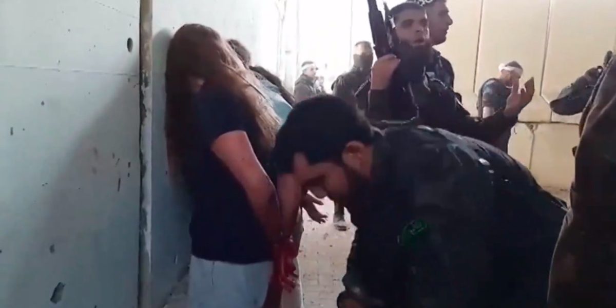 Artiști și intelectuali cer explicații pentru o expoziție despre atacul Hamas la Art Safari Peste 400 de artiști, jurnaliști și oameni de cultură au semnat o scrisoare deschisă adresată autorităților, prin care solicită clarificări cu privire la o expoziție organizată de Art Safari și Ambasada Israelului