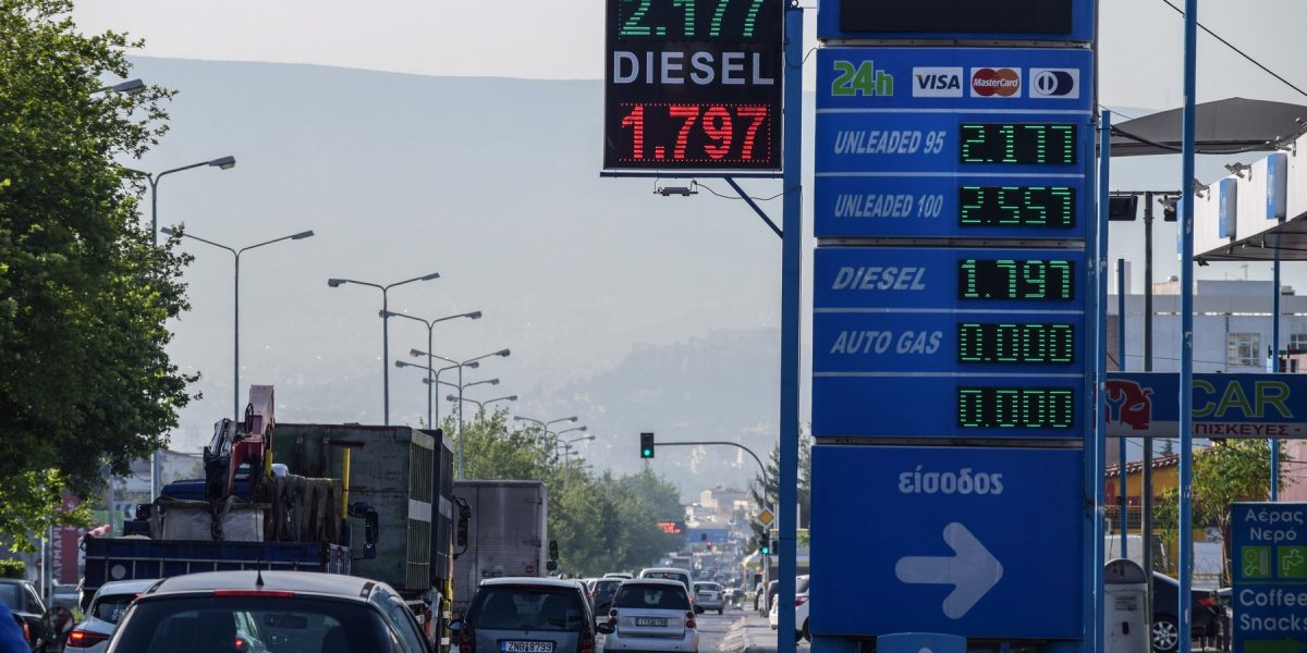 Guvernul Greciei a decis plafonarea marjelor de profit la carburanți și la produsele alimentare de bază pentru o perioadă de trei luni