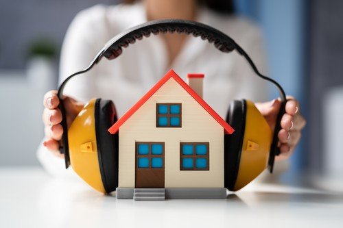 Amenzi usturătoare pentru tulburarea liniștii publice: Ce trebuie să știe românii în 2026 Legea privind protejarea dreptului la liniște al cetățenilor va fi aplicată cu strictețe în 2026, cu amenzi considerabile pentru cei care încalcă ordinea